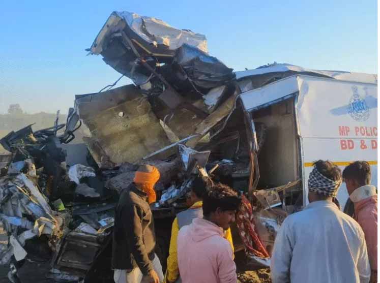 एमपी : बालाघाट से मुरैना लौट रहा पुलिस वाहन का सागर में हादसा : कंटेनर में भिड़ंत, 4 जवानों की मौत