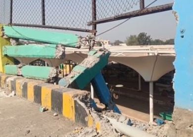 जबलपुर में कछपुरा पुल की रेलिंग से टकराई कार, रेलिंग टूटकर नीचे सड़क पर गिरी