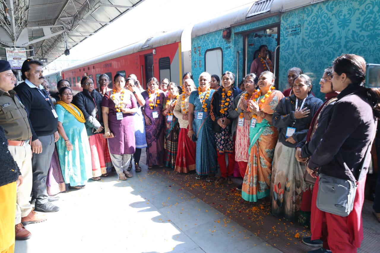 जबलपुर: तमिल संगमम ट्रेन के रेलवे स्टेशन पहुंचते ही गूंजने लगा जयश्रीराम का उद्घोष, अधिकारियों ने किया यात्रियों का स्वागत