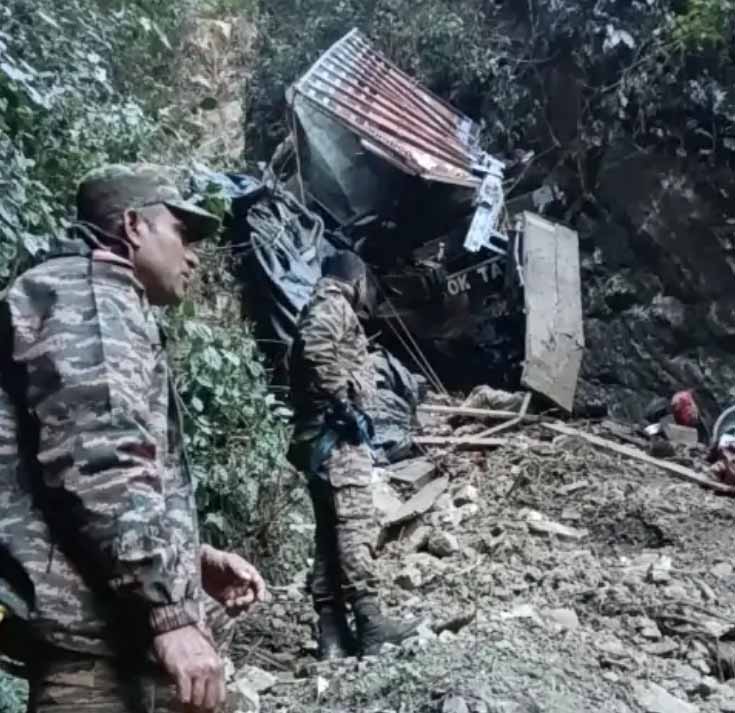 भीषण हादसा : ट्रक खाई में गिरा, 21 की मौत, घटना की जानकारी 3 दिन बाद लगी