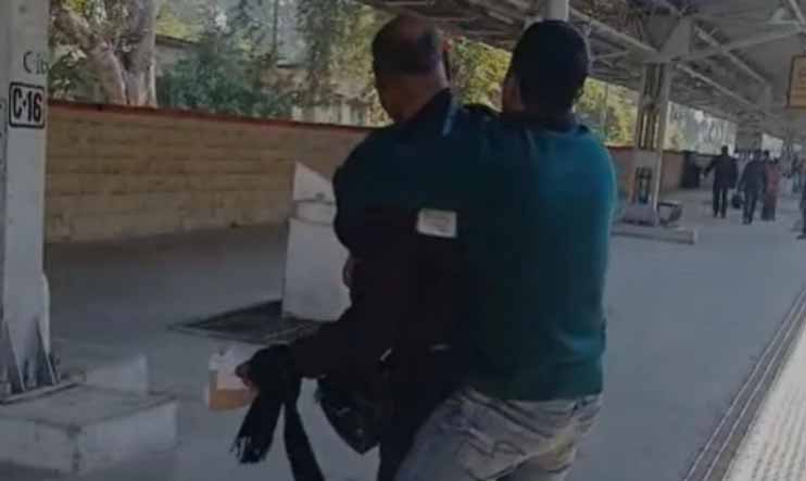 कामायनी एक्सप्रेस में टीटीई को बिना टिकट यात्रा कर रहे आरक्षक ने जमकर पीटा, मचा बवाल, हंगामा