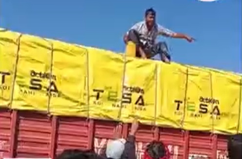 4500 का चालान कटते ही ड्राइवर ने ट्रक पर चढ़कर दी जान देने की धमकी: पुलिस ने हाथ जोड़कर शांत कराया