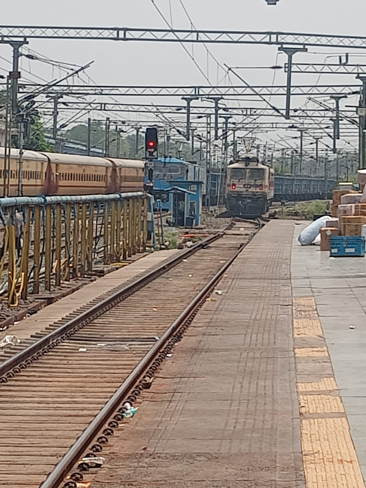 एमपी : कटनी के कबाड़ी के गोदाम में आरपीएफ की छापामारी, कई टन रेलवे का लोहा जब्त, जांच जारी