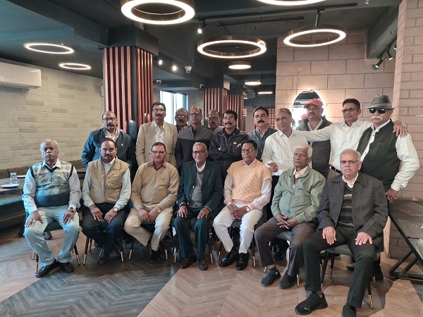 DRM आफिस से सेवानिवृत्त चीफ ओएस का रीयूनियन, भूली बिसरी यादें की ताजा, फिर मिलने का किया वादा