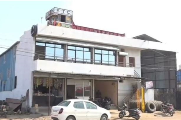 जबलपुर के कारोबारी ने छत पर खड़ा किया ट्रक, कहा, जिंदगी भर साथ दिया, अब आराम की जरुरत, इस गाड़ी से खरीदी 15 गाडिय़ां