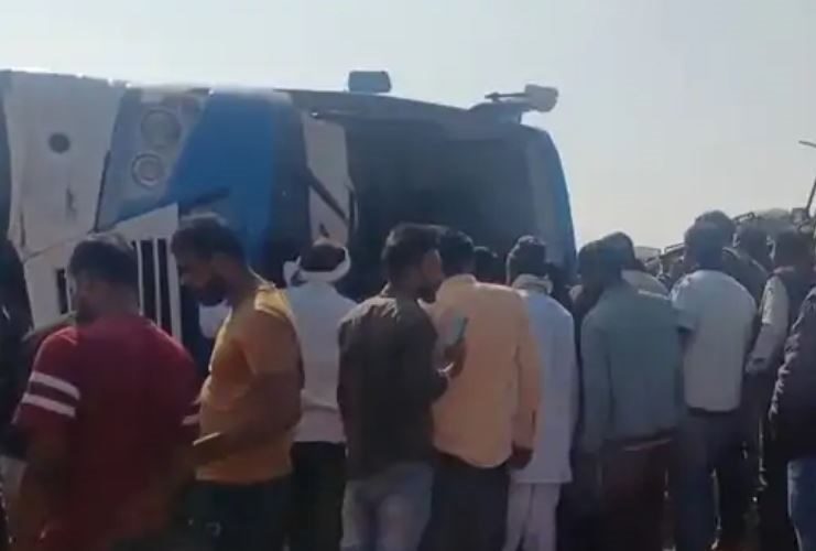 जबलपुर से नागपुर जा रही बस सिवनी रोड पर टायर फटने से पलटी, 12 से ज्यादा यात्री घायल