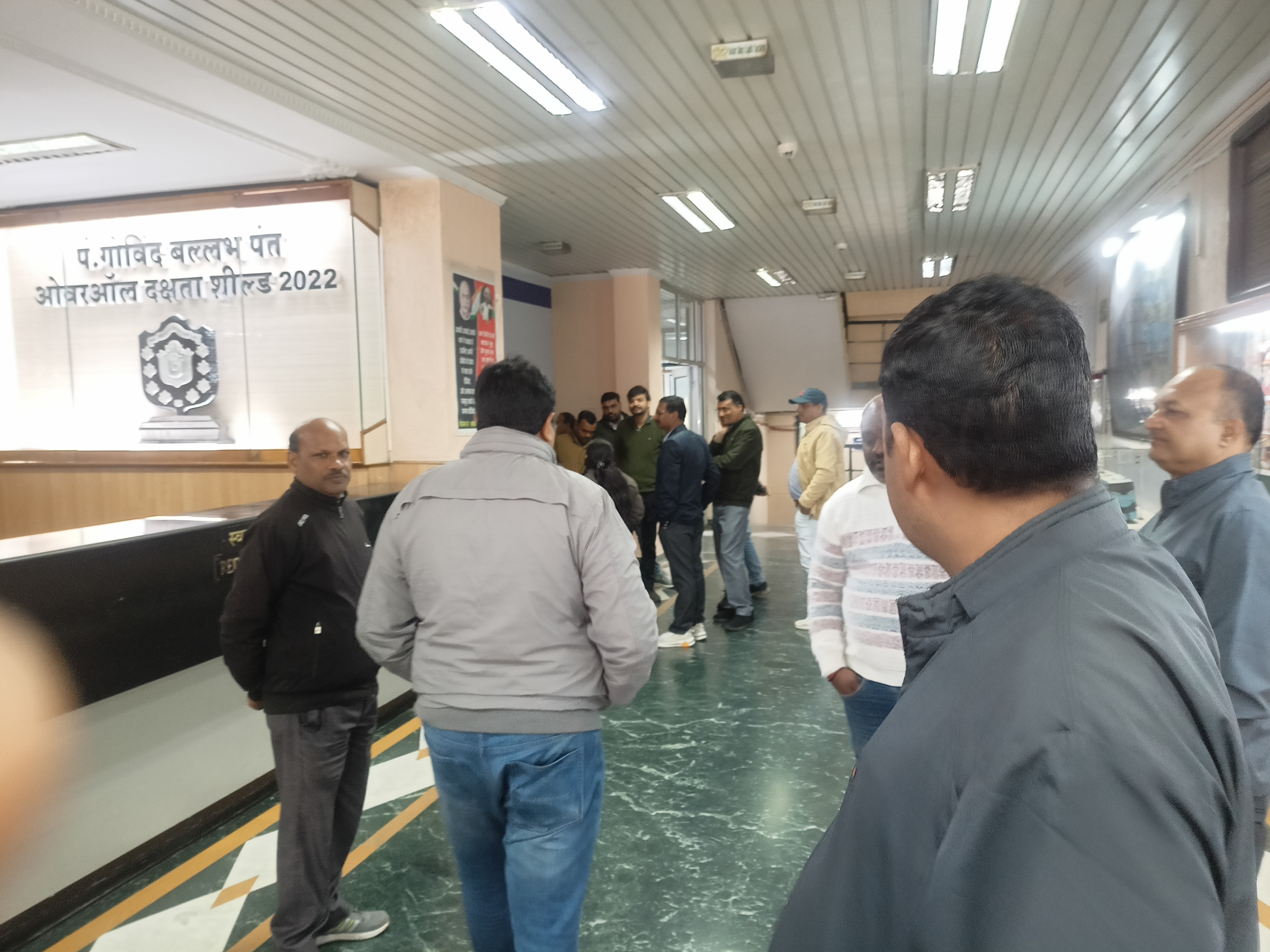 जबलपुर- पमरे जीएम कार्यालय में हंगामा, मैकेनिकल विभाग के बड़े अधिकारी पर गंभीर आरोप लगाते हुए प्रदर्शन