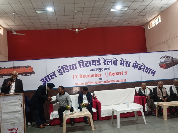 जबलपुर: एआईआरआरएफ का पेेंशनर्स डे कार्यक्रम, विशेषज्ञों से साइबर फ्राड से बचाव के तरीके सीखेे, बुजुर्गों का सम्मान