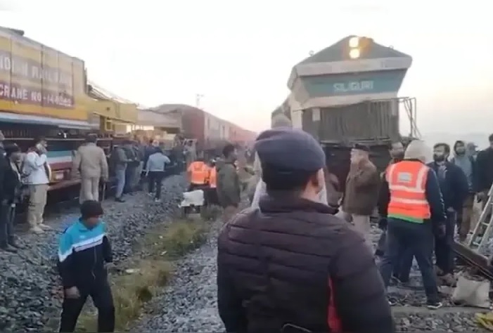 असम में बड़ा ट्रेन हादसा, राजधानी एक्सप्रेस हाथियों के झुंड से टकराई, 7-8 हाथियों की मौत