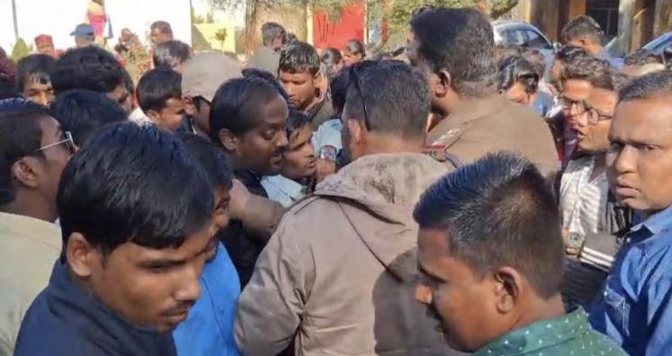 जबलपुर के कटंगा क्षेत्र में नेत्रहीन बच्चों का धर्मान्तरण कराए जाने पर बवाल, हिन्दू संगठनों ने मचाया हंगामा