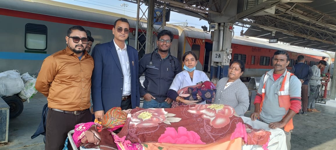 जबलपुर: डॉक्टर व रेल कर्मियों द्वारा रेलवे स्टेशन पर महिला यात्री का कराया प्रसव, रेल मदद पर मिली थी सूचना