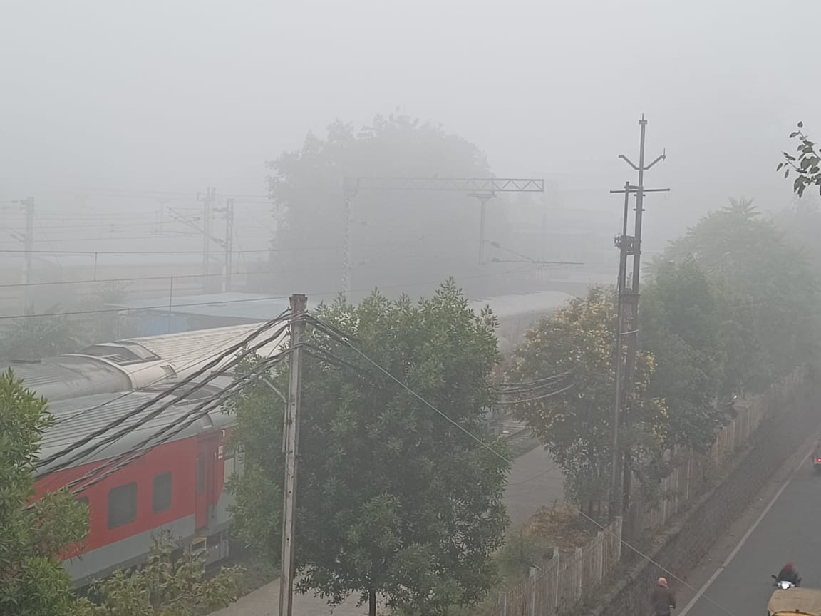 जबलपुर : घने कोहरे से रेलों की टाइमिंग अस्त-व्यस्त, गोंडवाना, महाकोशल, श्रीधाम एक्सप्रेस सहित कई गाडिय़ां 7 घंटों तक लेट