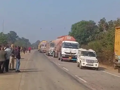 एमपी : स्कूली बस-ट्रक भिड़ंत, कटनी में 19 छात्र घायल, एक गंभीर, ग्रामीणों ने  किया सड़क जाम