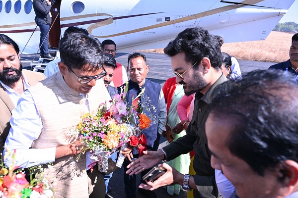 वित्त मंत्री श्री ओपी चौधरी का जशपुर आगडीह हवाई पट्टी में हुआ आत्मीय स्वागत