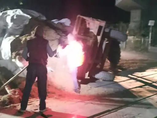 रेलवे : सागर-बीना रेलवे खंड पर पलटा भूसे से भरा ट्रैक्टर, 1 घंटा तक रेल यातायात रुका रहा