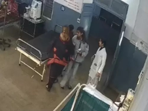 सिहोरा सिविल अस्पताल में पूर्व महिला पार्षद ने स्टाफ नर्स के साथ की मारपीट, मचा बवाल, थाना पहुंचा मामला