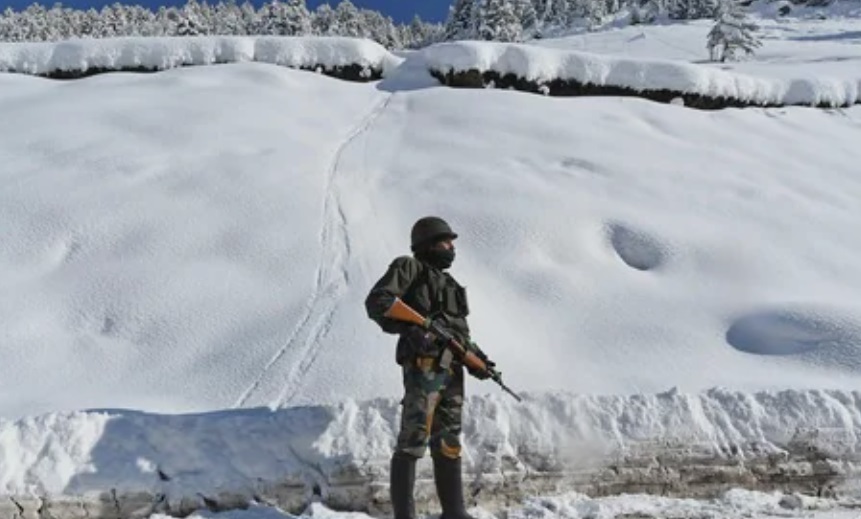 कड़ाके की ठंड में भी नहीं डगमगाए सेना के इरादे, जम्मू-कश्मीर में पाकिस्तानी आतंकियों के खिलाफ शीतकालीन अभियान तेज