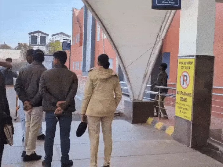 नैनपुर रेलवे स्टेशन के मेन गेट पर यात्री ने फांसी लगाकर कर किया सुसाइड, मचा हड़कम्प