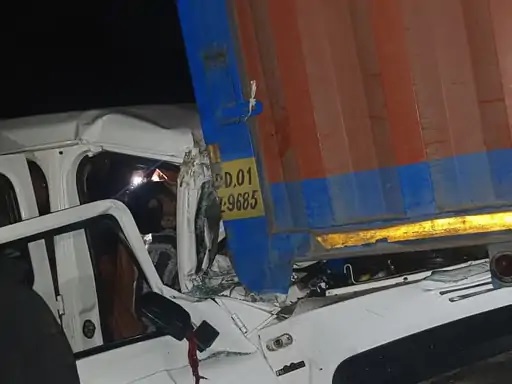 मैहर में ट्रैक्स क्रूजर, कंटेनर में घुसी, 4 की मौत, 11 से ज्यादा घायल, कटनी से प्रयागराज जाते समय हादसा