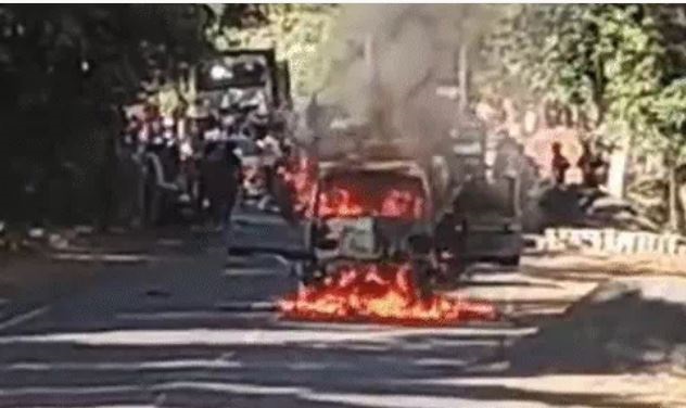 चलती वैन में लगी भीषण आग, सवारियों ने कूदकर बचाई अपनी जान, घरेलू गैस का किया जा रहा था उपयोग