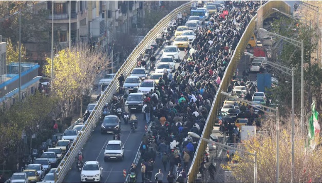 ईरान में आर्थिक भूचाल, 1 डॉलर 14 लाख रियाल पार करते ही सड़कों पर उतरी जनता, बाजार बंद, सेंट्रल बैंक प्रमुख ने दिया इस्तीफा