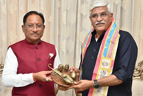 केंद्रीय पर्यटन एवं संस्कृति मंत्री श्री गजेन्द्र सिंह शेखावत ने मुख्यमंत्री श्री विष्णुदेव साय से की सौजन्य भेंट