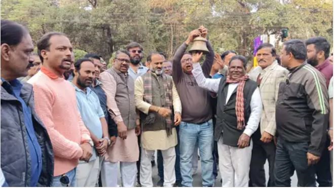 जबलपुर में कांग्रेसियों ने किया मंत्री कैलाश विजयवर्गीय का विरोध, बजाया घंटा, बोले पत्रकारों से सवाल करो, हम आपके साथ है