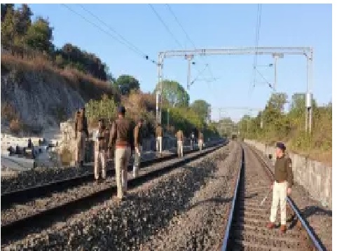 जबलपुर : रेलवे ट्रैक पर वीडियो बनाते युवक-नाबालिगों को आरपीएफ ने किया गिरफ्तार, ट्रेनों में पत्थर चलाते थे