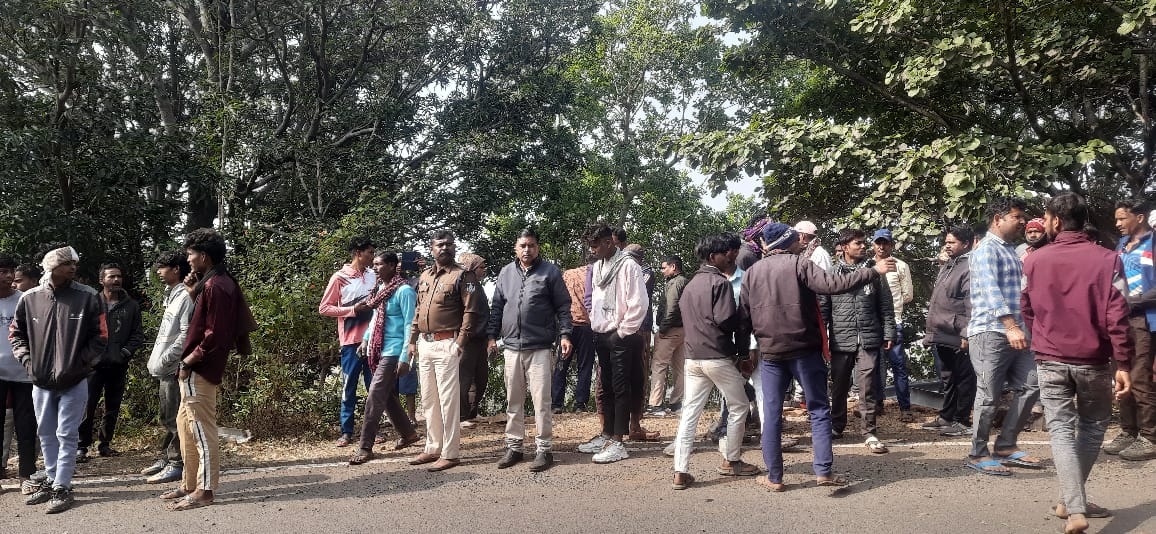 जबलपुर आ रही तेज रफ्तार बस खाई में गिरी, 32 घायल, 3 गंभीर, शहपुरा में घटना से मची अफरातफरी