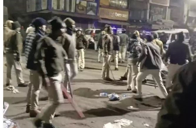 जबलपुर के कमानिया गेट पर दुकान में दो पक्षों में टकराव