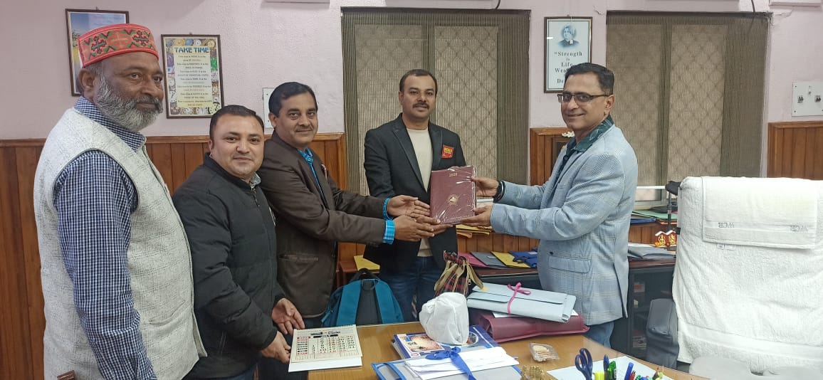 डबलूसीआरईयू पदाधिकारियों ने नववर्ष पर डीआरएम सहित वरिष्ठ अधिकारियों से की भेंट, रेल कर्मचारियों के मुद्दों को उठाया