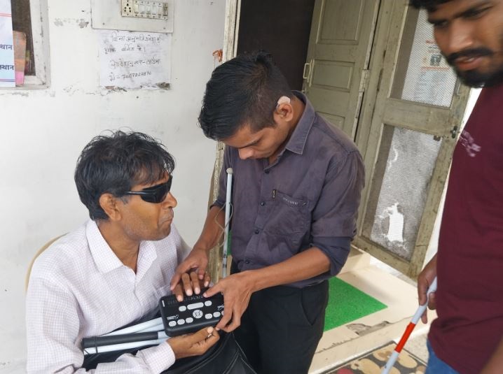 मोबाइल की हर पंक्ति अब उंगलियों से पढ़ी जा सकेगी, जबलपुर के दृष्टिहीनों के जीवन में ऑर्बिट-20 ने खोले नई शिक्षा के द्वार