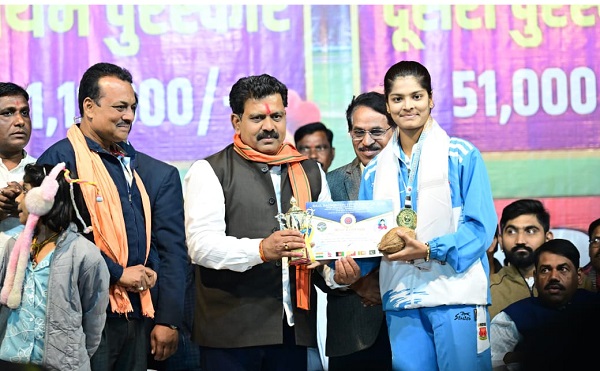 उपमुख्यमंत्री श्री विजय शर्मा ने साउथ एशियन बॉल बैडमिंटन चैंपियनशिप में स्वर्ण पदक जीतने वाली कवर्धा की बेटी रिया तिवारी का किया सम्मान