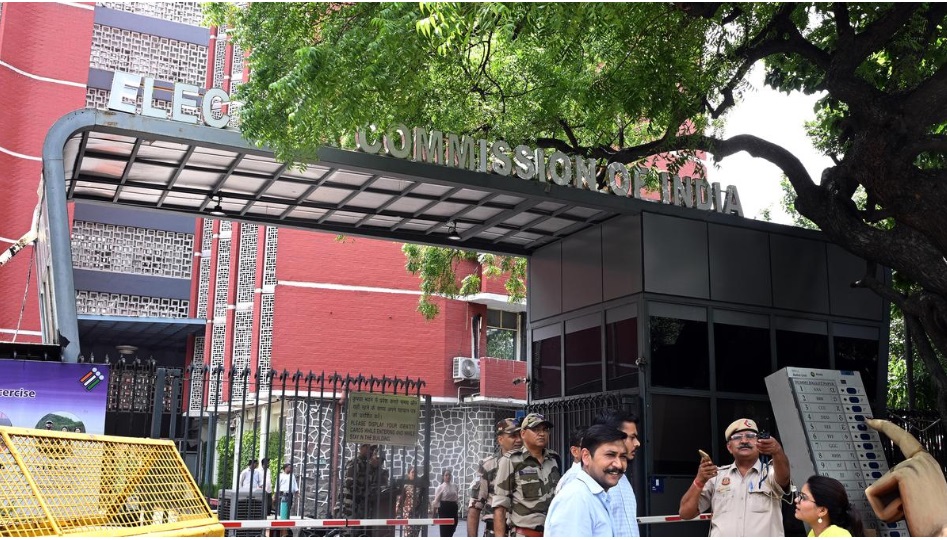 सुप्रीम कोर्ट में निर्वाचन आयोग ने कहा मतदाता सूची में एक भी विदेशी नाम न रहे यह सुनिश्चित करना उसका संवैधानिक दायित्व