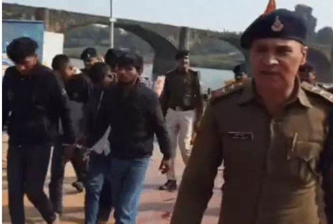 नर्मदा के घाट पर कोहराम मचाने वाले बदमाशों से पुलिस ने कराई पूजा-पाठ, आश्रम में लोगों के पड़वाए पैर, 5 गिरफ्तार