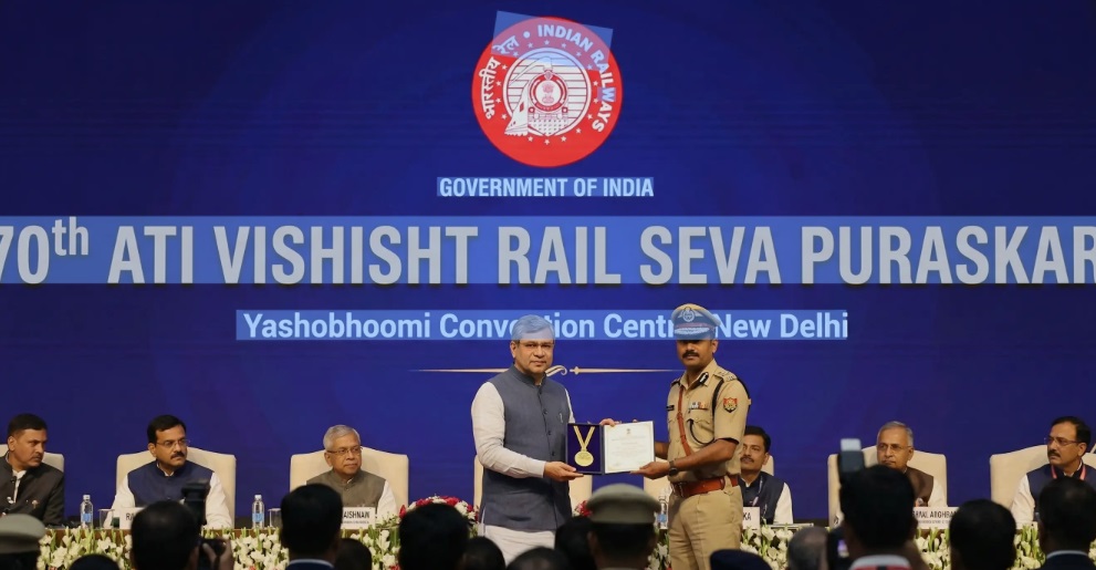 राष्ट्रीय रंगमंच पर चमका जबलपुर, पश्चिम मध्य रेलवे ने सर्वश्रेष्ठ प्रदर्शन के लिए जीती प्रतिष्ठित दक्षता शील्ड