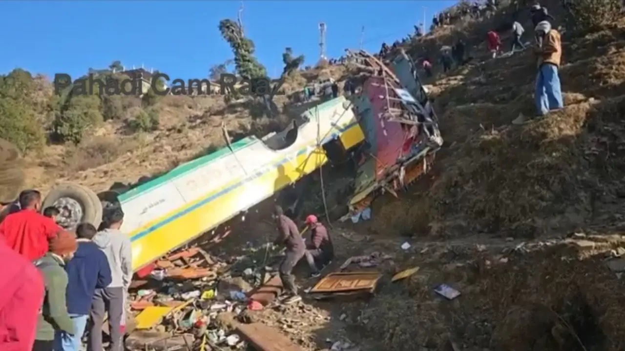 हिमाचल के सिरमौर में बड़ा सड़क हादसा, 400 मीटर गहरी खाई में बस के गिरने से 13 की मौत, कई घायल
