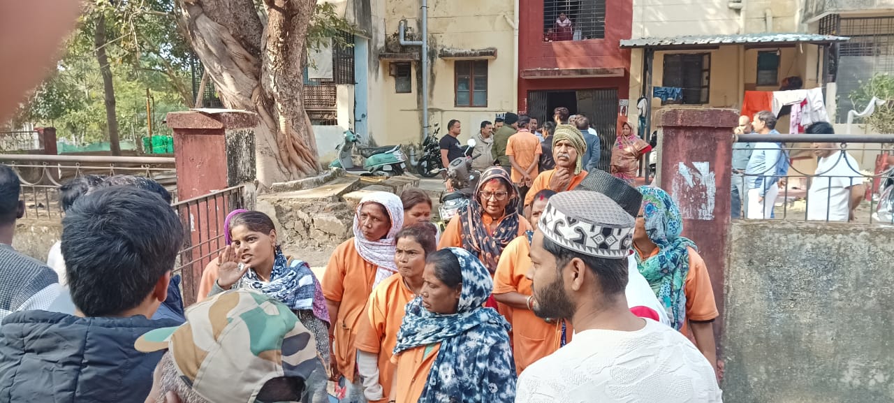 जबलपुर: बजरंग कालोनी में जमकर मचा रहा बवाल, रेल कर्मचारी ने सफाई कर्मचारी को मारा, हंगामा