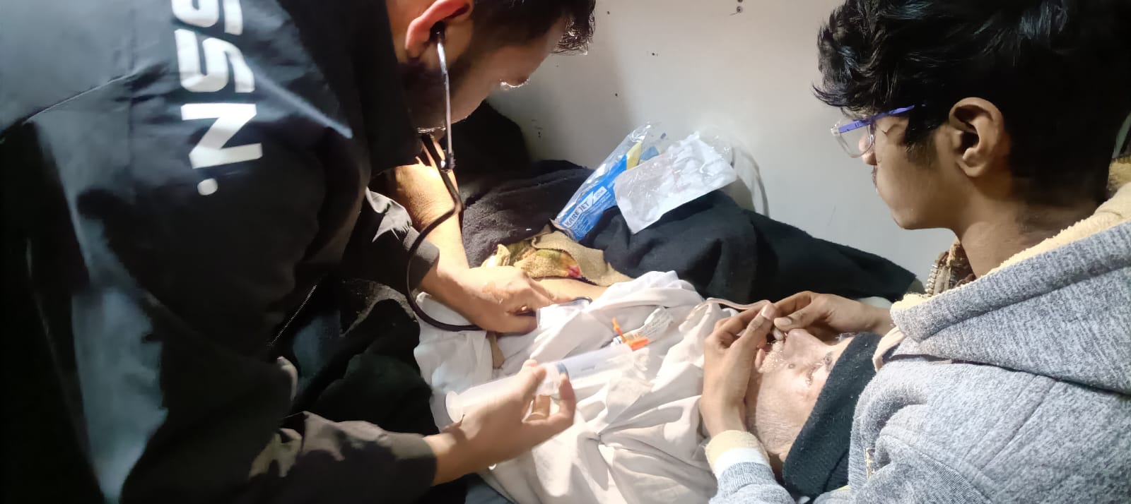 रेल कर्मियों ने चलती ट्रेन में गंभीर रूप से बीमार बुजुर्ग यात्री को जबलपुर स्टेशन दिया जीवनरक्षक सहयोग