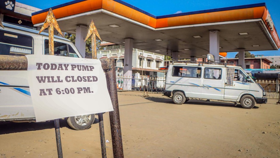 बम धमाकों से दहला मणिपुर ईंधन संकट गहराया सुरक्षा की मांग पर इम्फाल घाटी में पेट्रोल पंप अनिश्चितकाल के लिए बंद