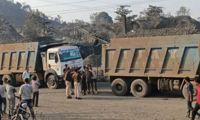 खनन कारोबारी बोला, चढ़ा दो डम्पर, जो होगा देखा जाएगा, अवैध परिवहन रोकने पहुंचे थे अधिकारी..!