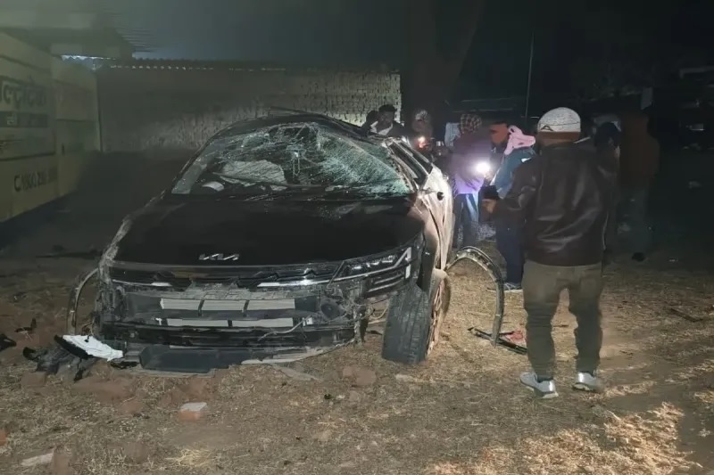 छत्तीसगढ़: तेज रफ्तार कार पलटी, घूमने निकले 2 युवकों की मौत, 2 युवतियां,2 युवक गंभीर