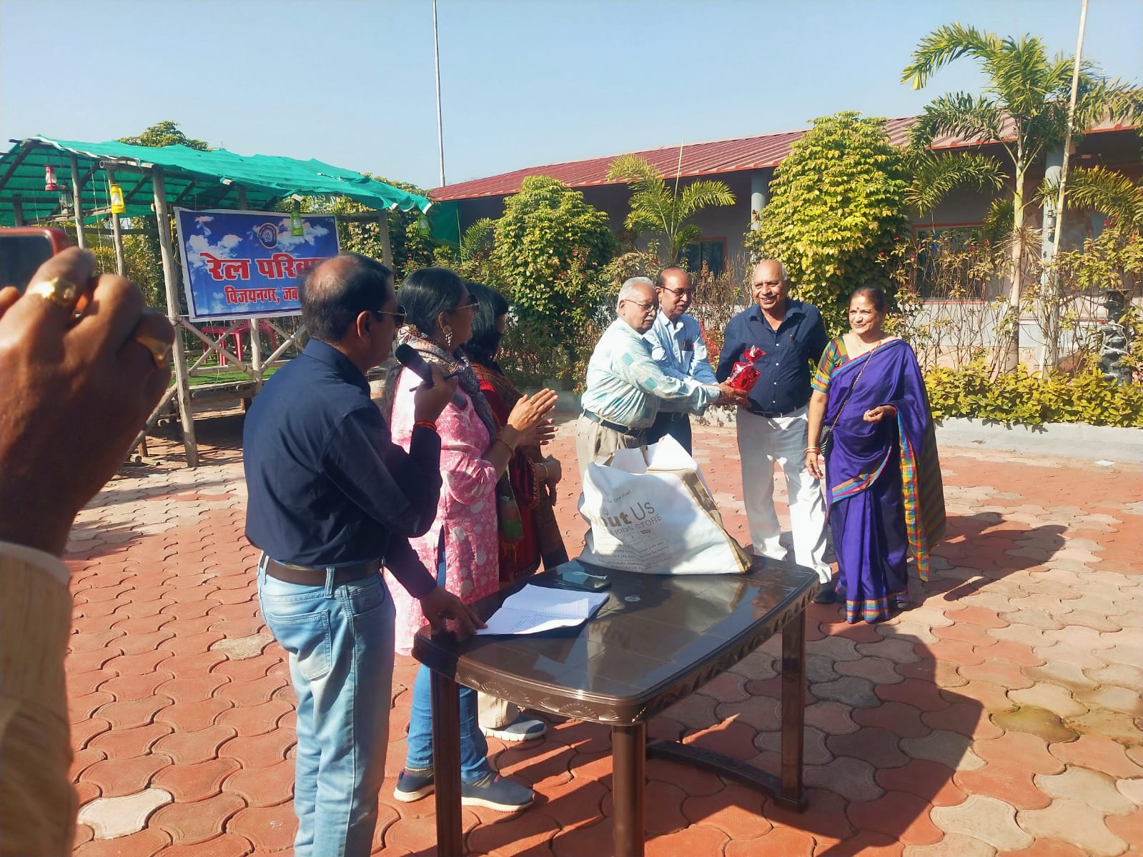 जबलपुर के रेल परिवार विजयनगर ने रंगारंग पिकनिक का किया आयोजन, फैमिली ने जमकर उठाया लुत्फ