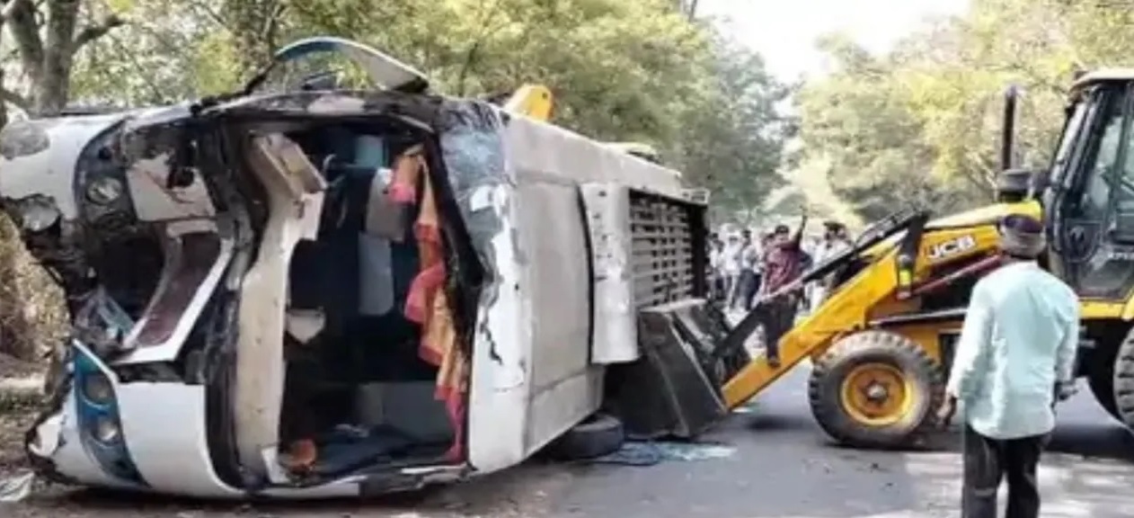 एमपी : सोहागपुर में तेज रफ्तार बस बेकाबू होकर पलटी, 30 यात्री घायल, 12 गंभीर