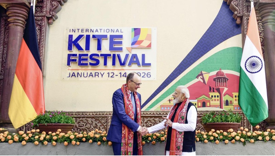 पीएम मोदी और जर्मन चांसलर फ्रेडरिक मर्ज़ ने उड़ाई दोस्ती की पतंग, साबरमती रिवरफ्रंट पर पतंग महोत्सव 2026 का भव्य आगाज