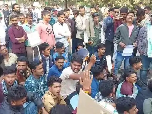 एमपी: दमोह में माईसेम फैक्ट्री के खिलाफ प्रदर्शन, युवा कांग्रेस ने निकाली रैली, स्थानीय लोगों को नौकरी देने की मांग
