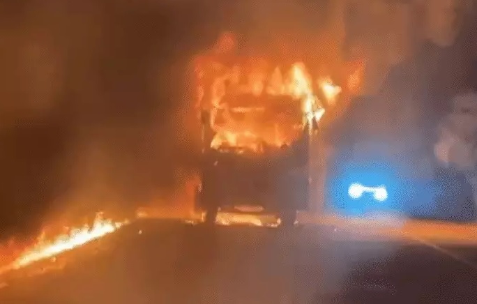 इंदौर से रीवा जा रही बस में रायसेन के पास लगी भीषण आग, 50 यात्री सवार थे, सभी सुरक्षित, लाखों का सामान हुआ खाख