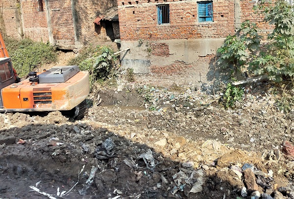 भूमि माफियाओं का कुचक्र, प्राचीन पईन के अस्तित्व पर संकट, लभरा गांव का रास्ता बंद कराने की कोशिश