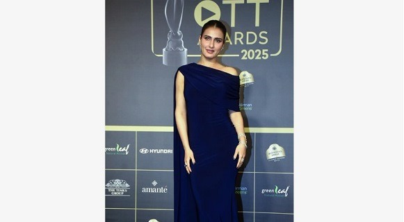 फातिमा सना शेख ने सिद्धार्थ रॉय कपूर के साथ पूरी की अपनी अगली फिल्म की शूटिंग, सेट पर केक काटकर मनाया जश्न