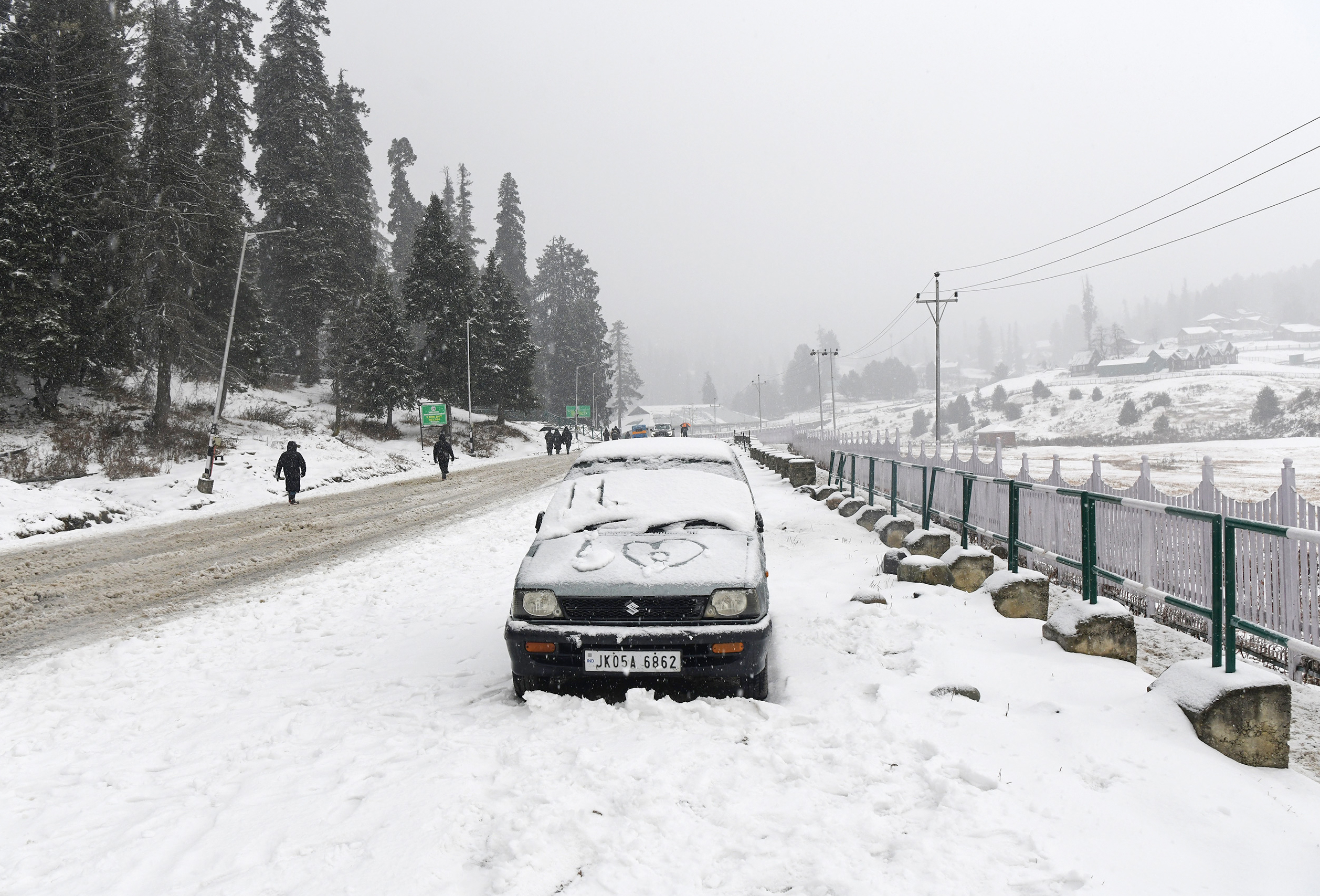 दिल्ली में GRAP-3 की सख्ती कश्मीर में बर्फबारी के संकेत, ठंड कोहरे के बीच देशभर में बदलेगा मौसम का मिजाज